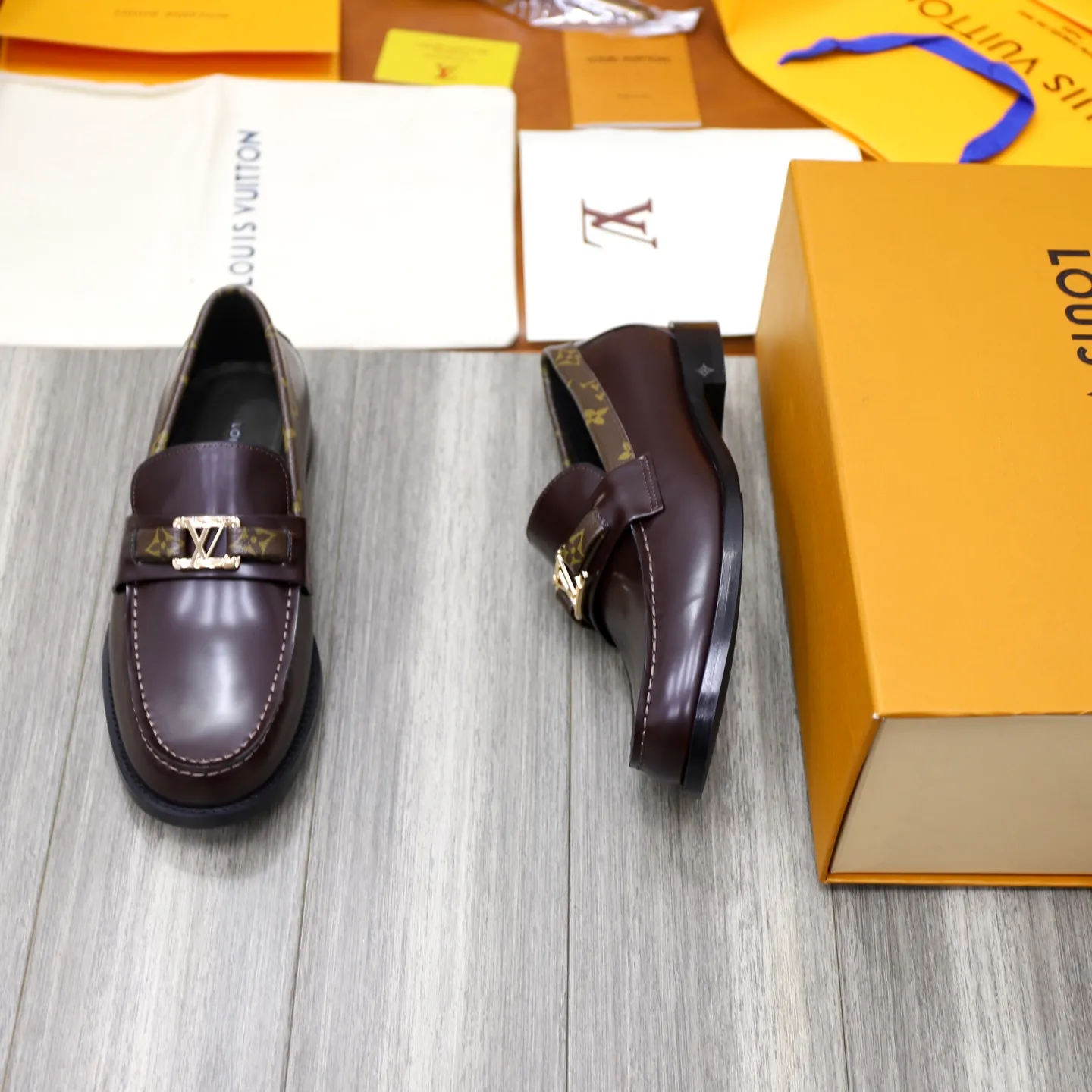 Men's shoes 💰: 💰900LV Louis Vuitton slip-on loafers, top quality products produced in Dongguan, ready for sale! This LV Glove loafer is made of selected soft cowhide, with a slightly wrinkled leather surface and a very high-end texture. Each pair is unique. The leather surface is light and soft, with a fine texture and good luster. It is a classic loafer style, with exquisite handmade mark stitching on the toe, and a square toe configuration to highlight the classic style. The horizontal band has hot-printed LV three-dimensional letters, semi-solid handcrafts and a genuine leather outsole, and a rubber patch on the heel to create wear-resistant performance and comfort. One of the must-have loafers for men! Comes with full original packaging! Code number: 38-39-40-41-42-43-44 (38, 45, 46 customized) standard leather shoe code
